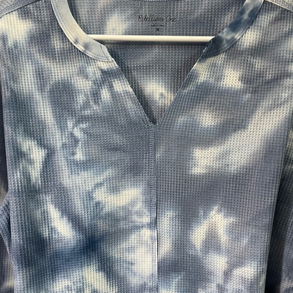 Rebellious One Trendy Plus Size Tie-Dyed Waffle-Knit Top, Size 1X | New - Picture 6 of 7